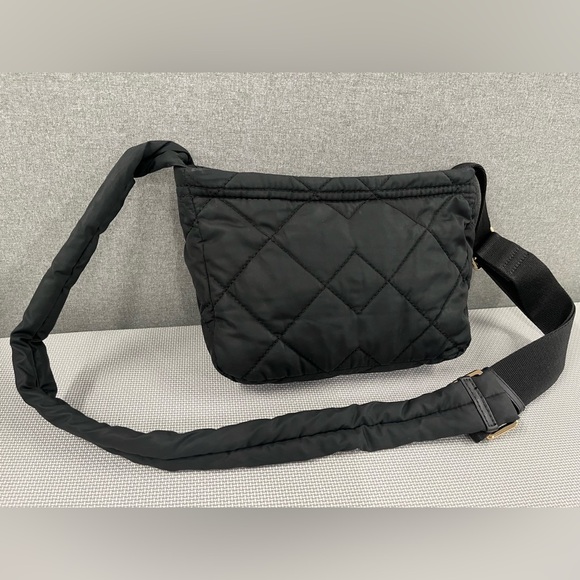 Marc Jacobs quilted purse. Crossbody, w/adjustable strap, internal pocket. Black - Picture 3 of 12